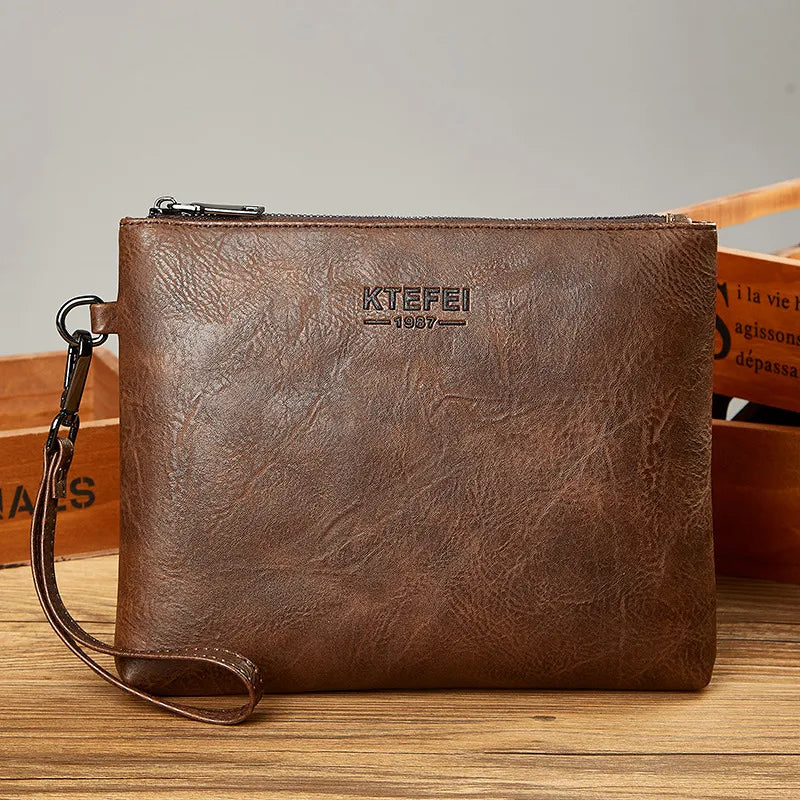 Leder Clutch für Herren ⎜ Modische Handtasche für Business und Freizeit im schlanken Design