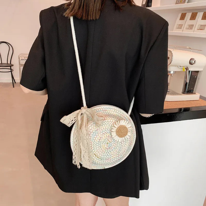 Korb Tasche für Damen ⎜ Handgefertigte Umhängetasche aus Strohdraht mit verspieltem Blumen-Design