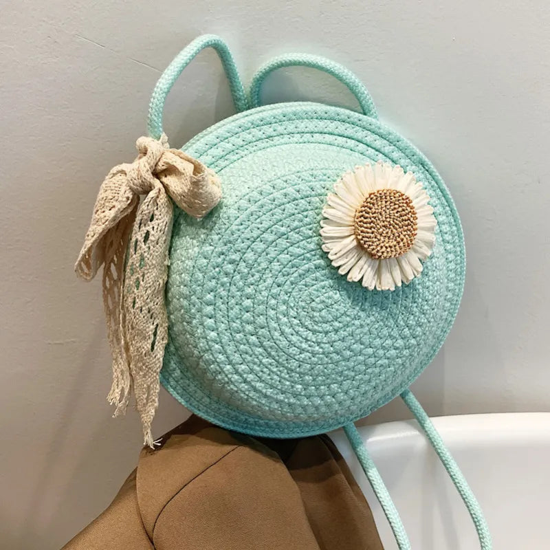 Korb Tasche für Damen ⎜ Handgefertigte Umhängetasche aus Strohdraht mit verspieltem Blumen-Design