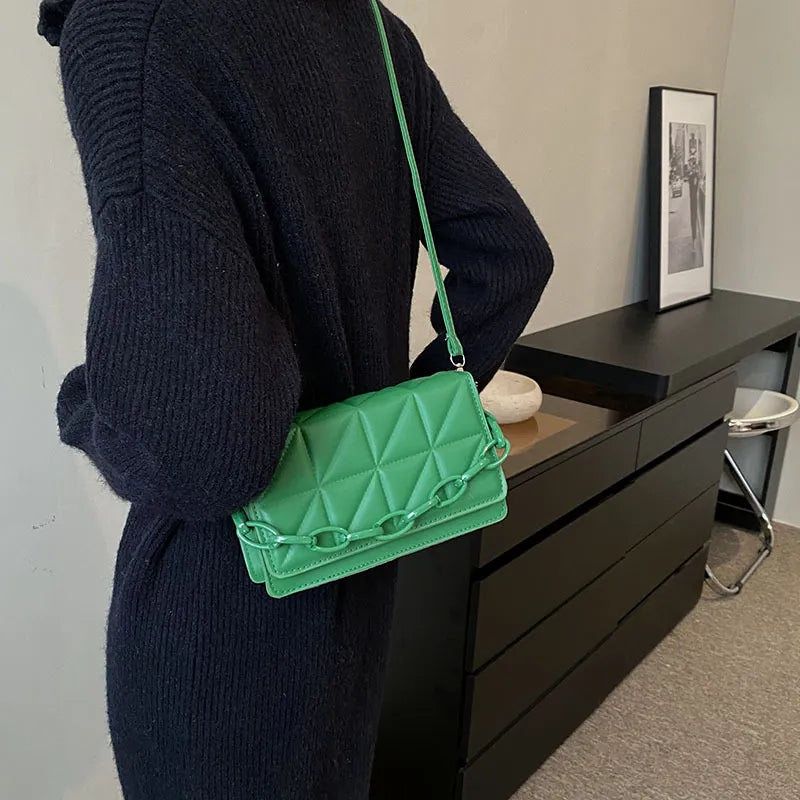Umhängetasche für Damen ⎜ Modische Handtasche mit Ketten-Detail und geprägtem Lederdesign