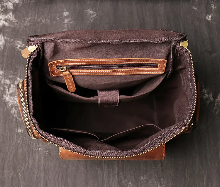 Laptoprucksack für Herren ⎜ Großer Lederrucksack mit Seitentaschen und extra viel Stauraum für unterwegs