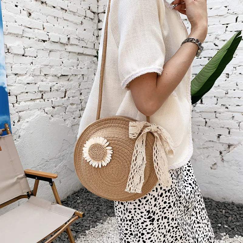 Korb Tasche für Damen ⎜ Handgefertigte Umhängetasche aus Strohdraht mit verspieltem Blumen-Design