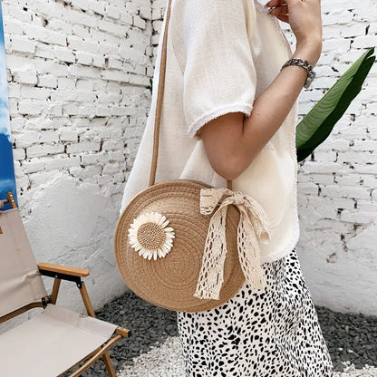 Korb Tasche für Damen ⎜ Handgefertigte Umhängetasche aus Strohdraht mit verspieltem Blumen-Design