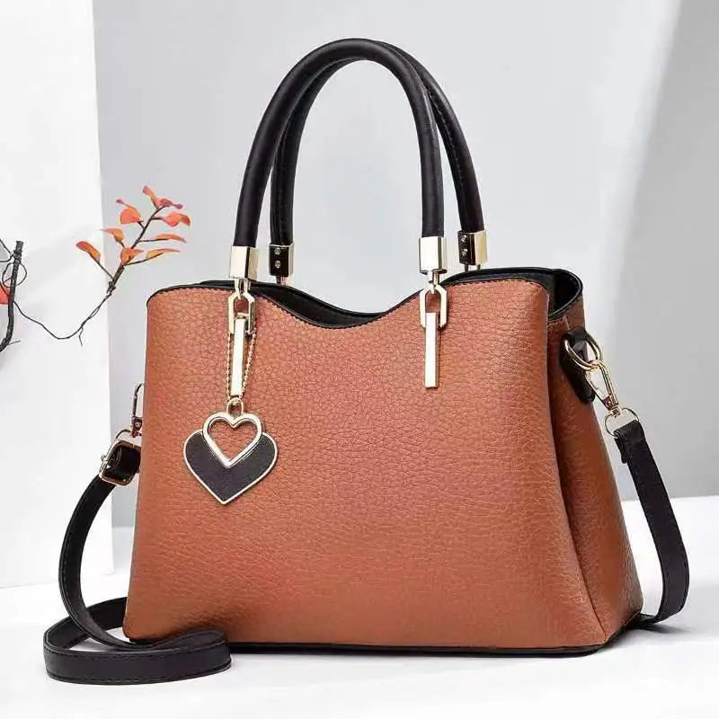 Handtasche mit Herzanhänger ⎜ Stilvolles Design und praktischer Schulterriemen