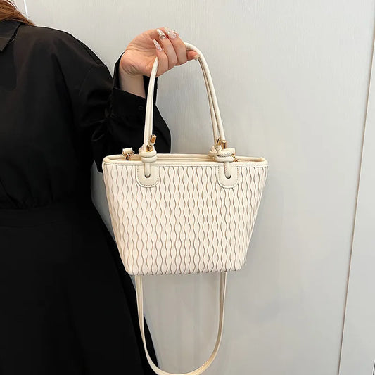 Modische Umhängetasche für Damen ⎜ Schlichte Tasche mit strukturiertem Design und verstellbarem Riemen