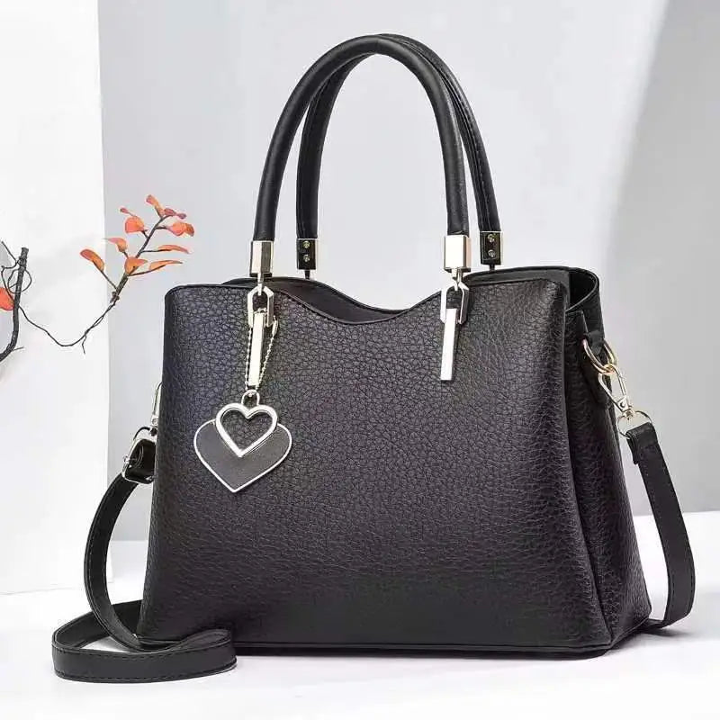 Handtasche mit Herzanhänger ⎜ Stilvolles Design und praktischer Schulterriemen