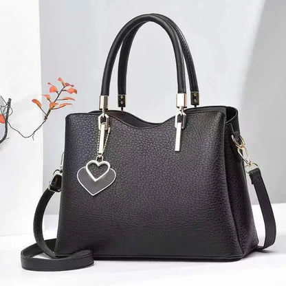 Handtasche mit Herzanhänger ⎜ Stilvolles Design und praktischer Schulterriemen