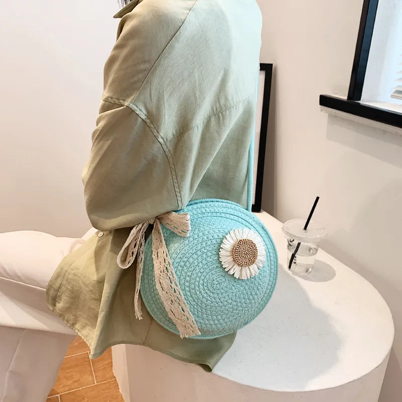 Korb Tasche für Damen ⎜ Handgefertigte Umhängetasche aus Strohdraht mit verspieltem Blumen-Design