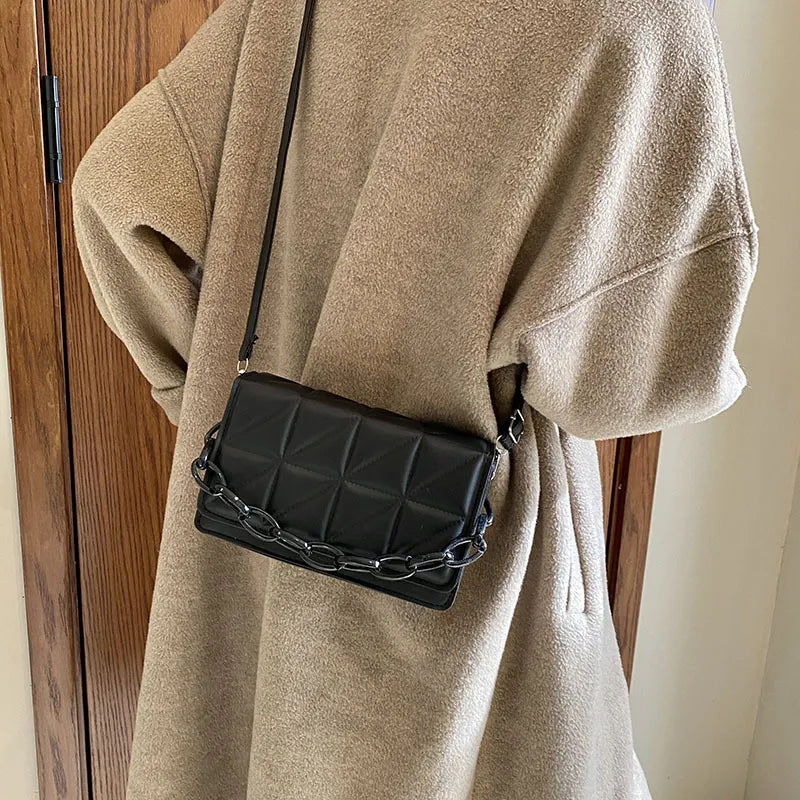 Umhängetasche für Damen ⎜ Modische Handtasche mit Ketten-Detail und geprägtem Lederdesign
