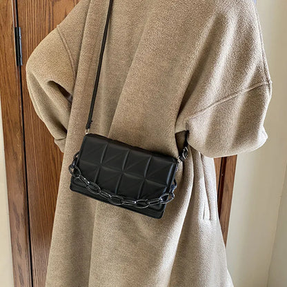 Umhängetasche für Damen ⎜ Modische Handtasche mit Ketten-Detail und geprägtem Lederdesign