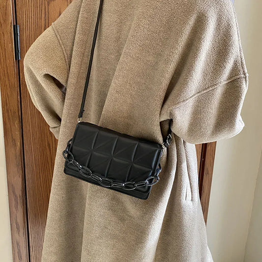 Umhängetasche für Damen ⎜ Modische Handtasche mit Ketten-Detail und geprägtem Lederdesign