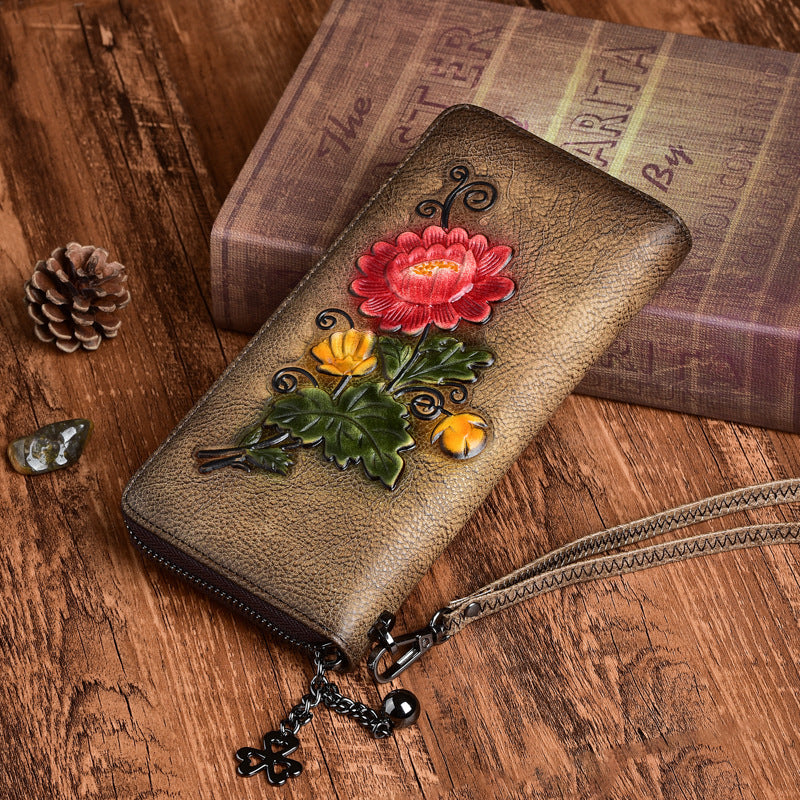 Damen Geldbörse mit Reißverschluss ⎜ Retro Design mit Blumenprägung und praktischer Handgelenksschlaufe