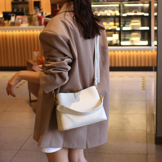 Leder-Umhängetasche für Damen ⎜ Geräumige Tasche mit verstellbarem Trageriemen und stilvollem Design