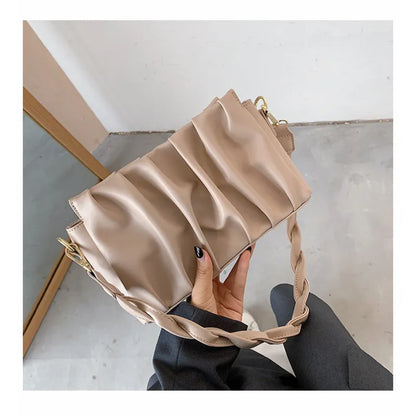 Modische Umhängetasche für Damen ⎜ Kleine Tasche mit geflochtenem Griff und stilvollem Falten-Design