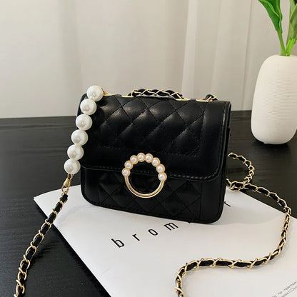 Kleine Schultertasche mit Kette ⎜ Perlenverschluss und stilvollem Kettenriemen