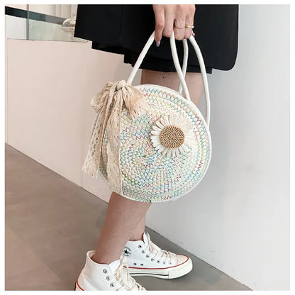 Korb Tasche für Damen ⎜ Handgefertigte Umhängetasche aus Strohdraht mit verspieltem Blumen-Design