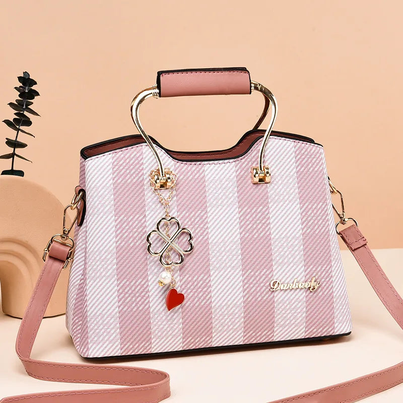 Karomuster Handtasche ⎜ Stilvolles Design mit Herzanhänger und viel Stauraum