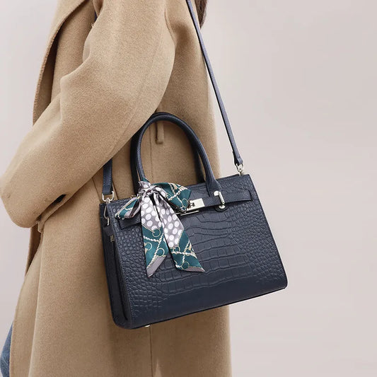 Elegante Handtasche für Damen ⎜ Großzügige Tasche mit strukturiertem Design und dekorativem Schleifenanhänger