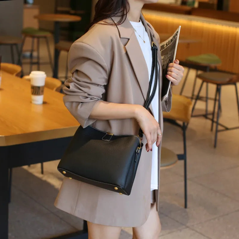 Leder-Umhängetasche für Damen ⎜ Geräumige Tasche mit verstellbarem Trageriemen und stilvollem Design