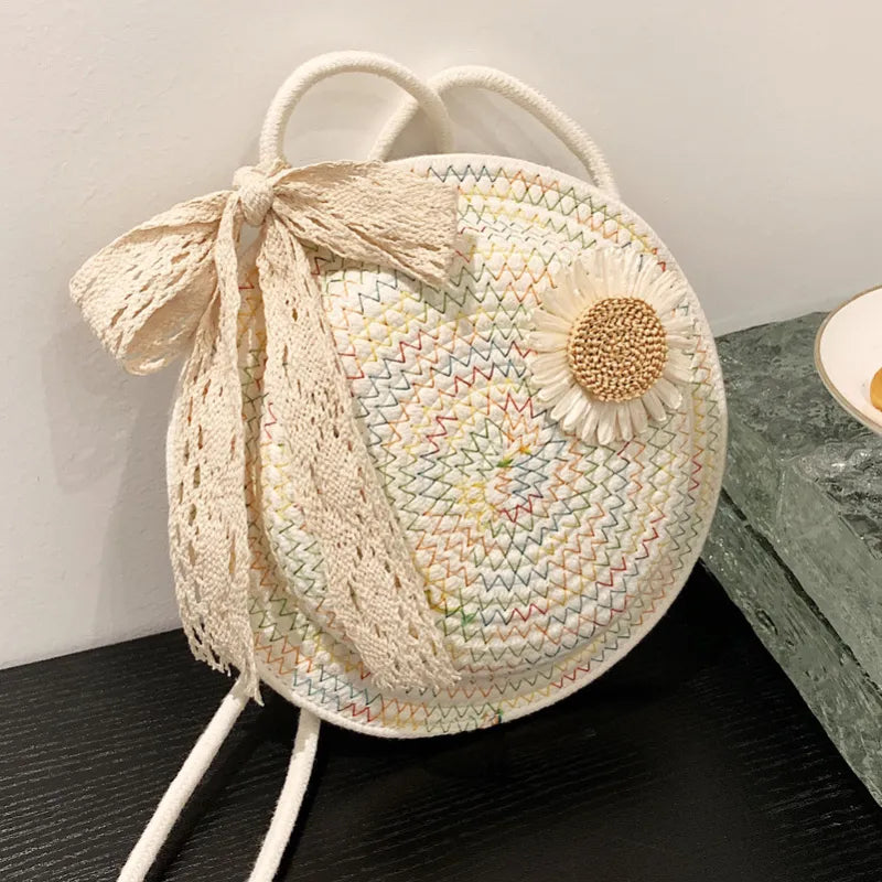 Korb Tasche für Damen ⎜ Handgefertigte Umhängetasche aus Strohdraht mit verspieltem Blumen-Design