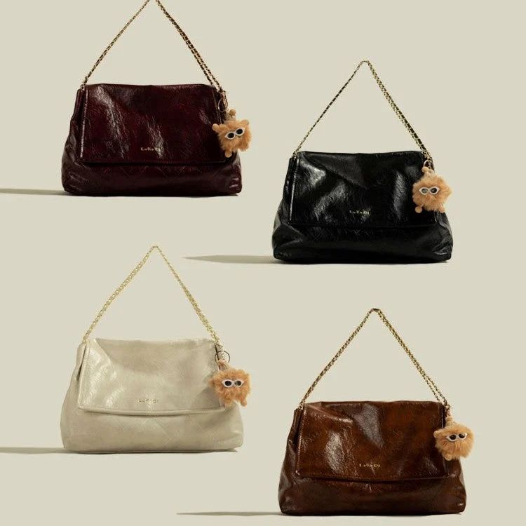 Retro Handtasche für Damen ⎜ Geräumiges Design mit Kettenhenkel und niedlichem Anhänger