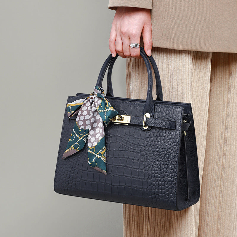 Elegante Handtasche für Damen ⎜ Großzügige Tasche mit strukturiertem Design und dekorativem Schleifenanhänger