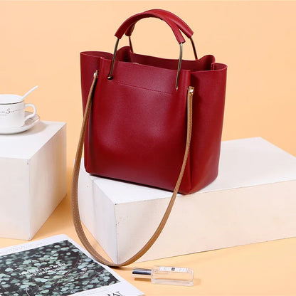 Handtasche für Damen ⎜ Modische Schultertasche mit Metallgriffen und verstellbarem Riemen