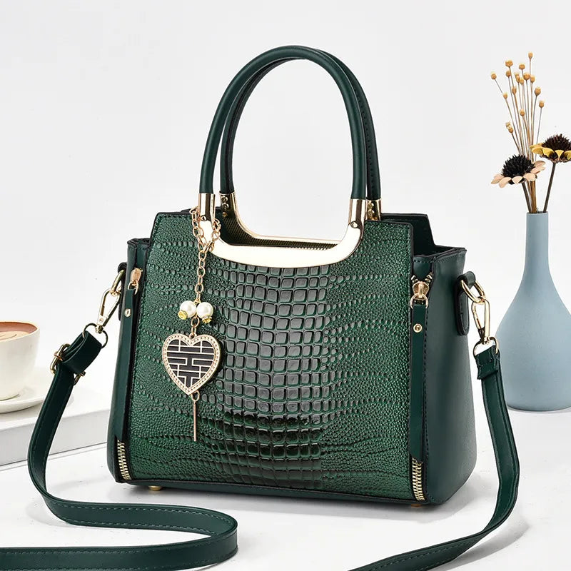 Tasche mit Herzanhänger ⎜ Elegantes Design und viel Stauraum für den Alltag