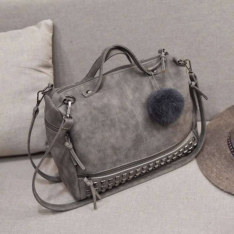 Umhängetasche für Damen ⎜ Praktische Handtasche mit Nieten-Design und dekorativem Anhänger