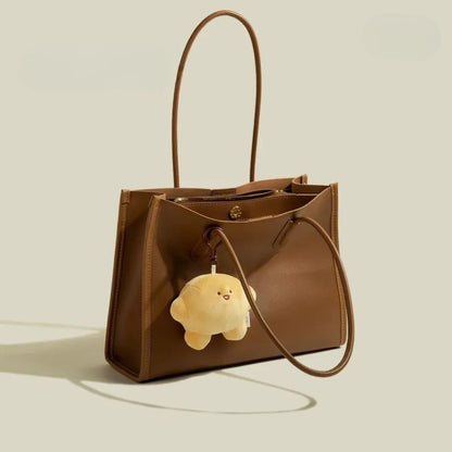 Große Handtasche für Damen ⎜ Praktisches Design mit niedlichem Anhänger und geräumigem Innenraum