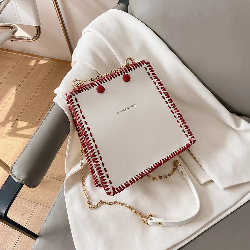 Schultertasche für Damen ⎜ Modische Tasche mit Handstich-Design und Kettenriemen