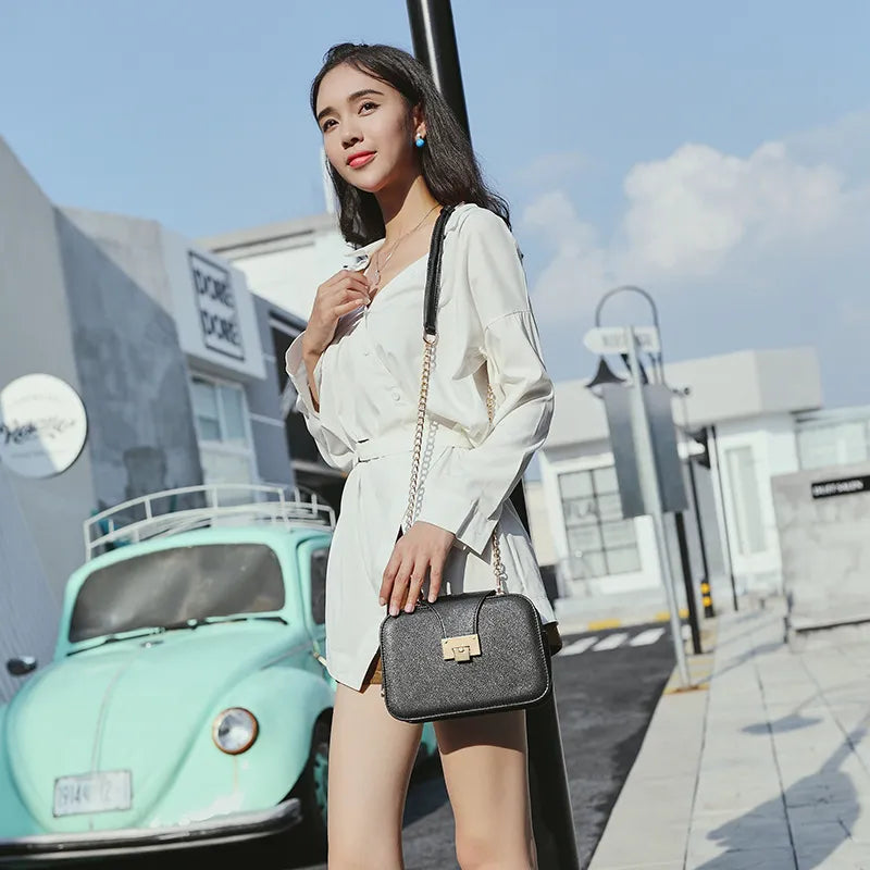 Umhängetasche für Damen ⎜ Modische Tasche im quadratischen Design mit Kettenriemen und Verschluss