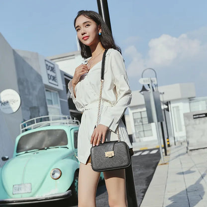 Umhängetasche für Damen ⎜ Modische Tasche im quadratischen Design mit Kettenriemen und Verschluss