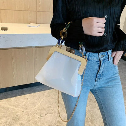 Transparente Umhängetasche für Damen ⎜ Modische Tasche mit Ketten-Detail und Holzverschluss