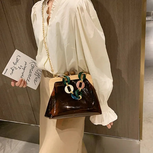 Transparente Umhängetasche für Damen ⎜ Modische Tasche mit Ketten-Detail und Holzverschluss