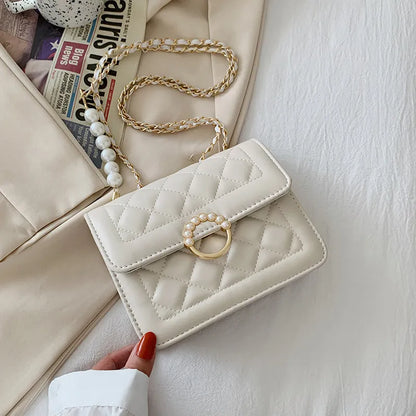 Kleine Schultertasche mit Kette ⎜ Perlenverschluss und stilvollem Kettenriemen