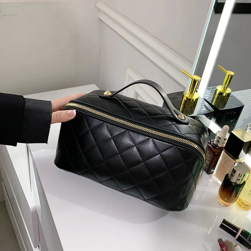 Kosmetiktasche für Damen ⎜ Elegantes Steppdesign mit Reißverschluss und praktischem Tragegriff für unterwegs