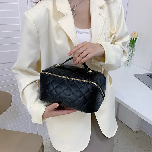 Kosmetiktasche für Damen ⎜ Elegantes Steppdesign mit Reißverschluss und praktischem Tragegriff für unterwegs