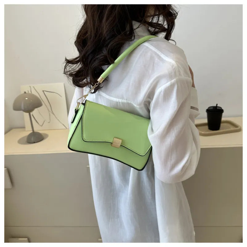 Kleine Umhängetasche für Damen ⎜ Tasche mit goldener Schnalle