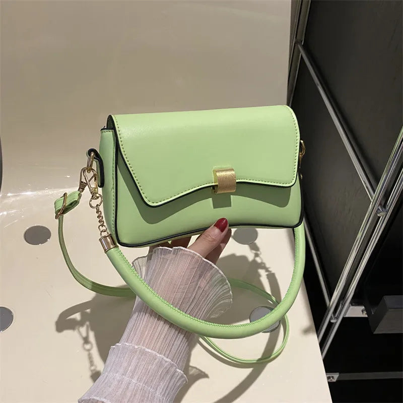 Kleine Umhängetasche für Damen ⎜ Tasche mit goldener Schnalle