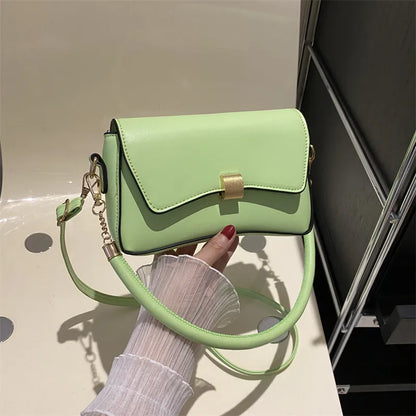 Kleine Umhängetasche für Damen ⎜ Tasche mit goldener Schnalle