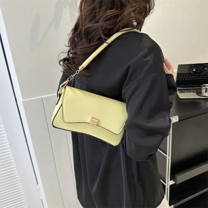 Kleine Umhängetasche für Damen ⎜ Tasche mit goldener Schnalle