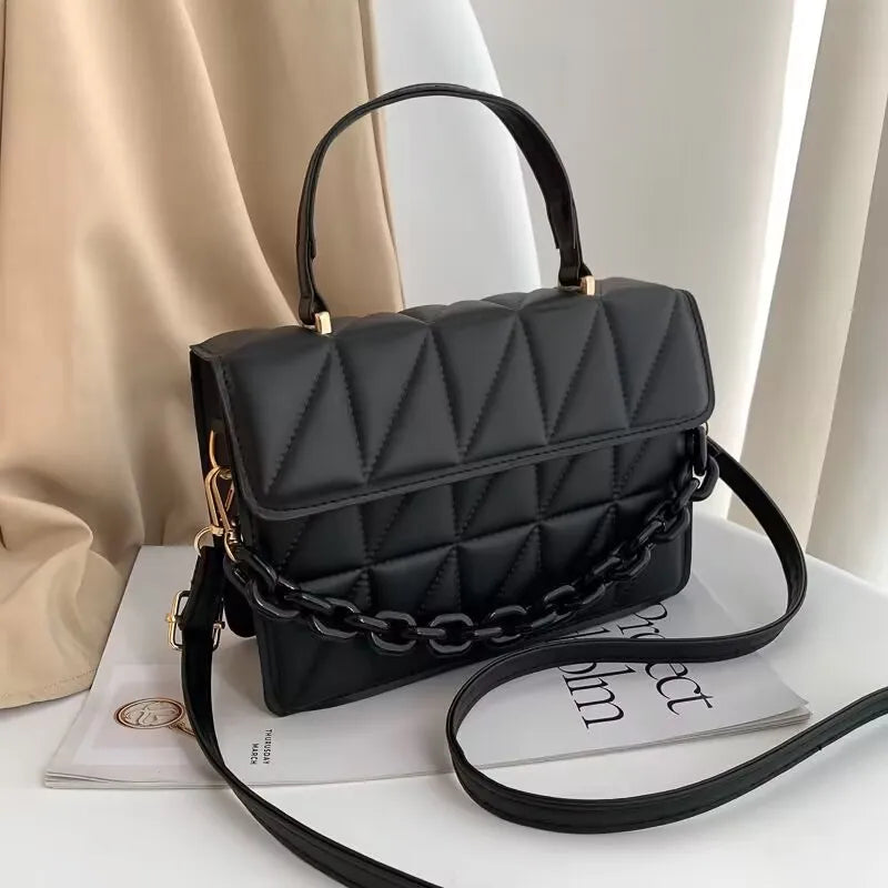 Kleine Umhängetasche mit Kette ⎜ Modernes Design mit strukturiertem Muster und Kettenriemen