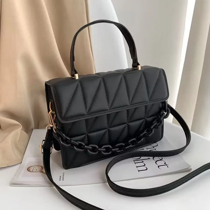 Kleine Umhängetasche mit Kette ⎜ Modernes Design mit strukturiertem Muster und Kettenriemen