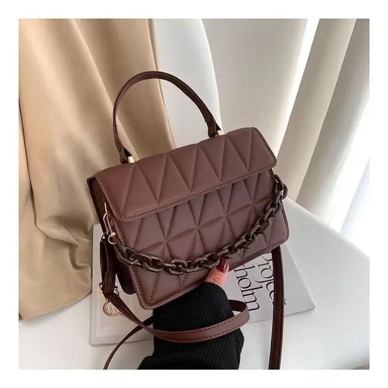 Kleine Umhängetasche mit Kette ⎜ Modernes Design mit strukturiertem Muster und Kettenriemen