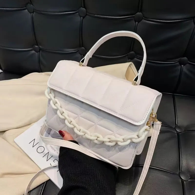 Kleine Umhängetasche mit Kette ⎜ Modernes Design mit strukturiertem Muster und Kettenriemen