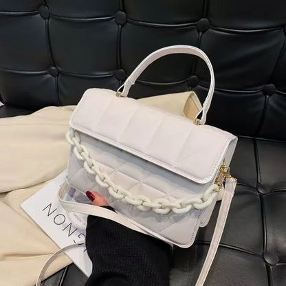Kleine Umhängetasche mit Kette ⎜ Modernes Design mit strukturiertem Muster und Kettenriemen