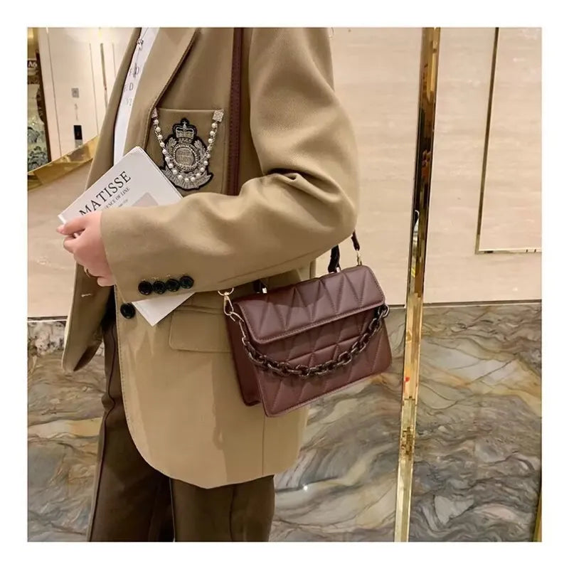 Kleine Umhängetasche mit Kette ⎜ Modernes Design mit strukturiertem Muster und Kettenriemen