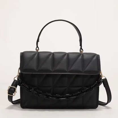 Kleine Umhängetasche mit Kette ⎜ Modernes Design mit strukturiertem Muster und Kettenriemen