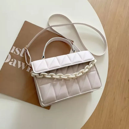 Kleine Umhängetasche mit Kette ⎜ Modernes Design mit strukturiertem Muster und Kettenriemen